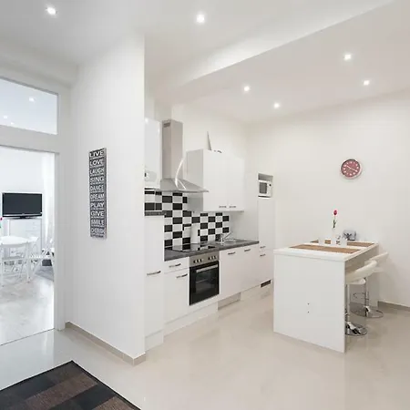 Apartment Bright Red Heart In Leopoldstadt Vienna