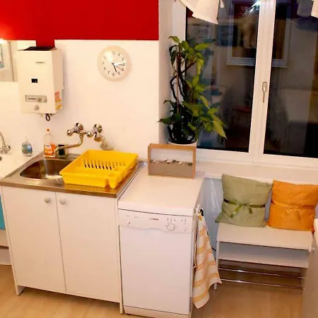 Cosy Close To Apartment
