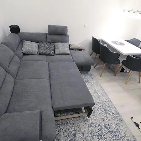 Theresa Tiana Apartment *