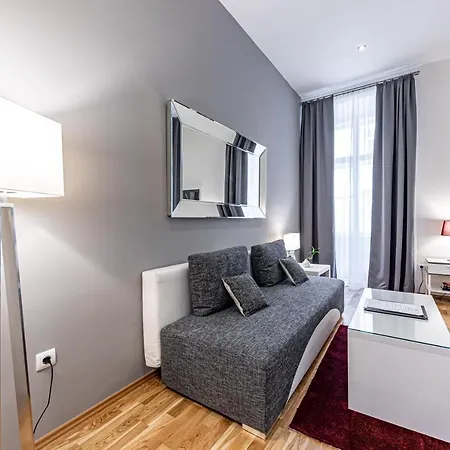 Aparthotel The Levante Rathaus 4*