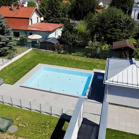 Balcony/pool/free Parking Garage