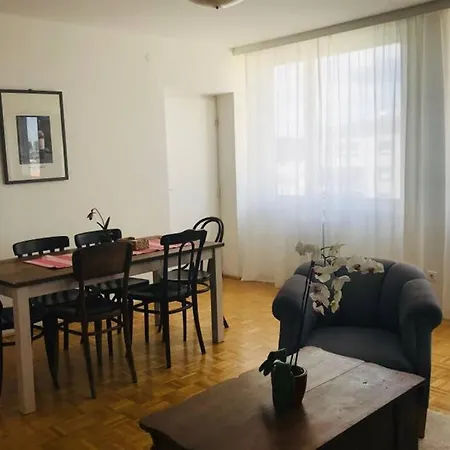 Mitten Im Achten. Zentrale In * Wien