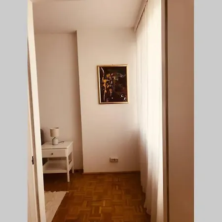 Mitten Im Achten. Zentrale In Apartment *