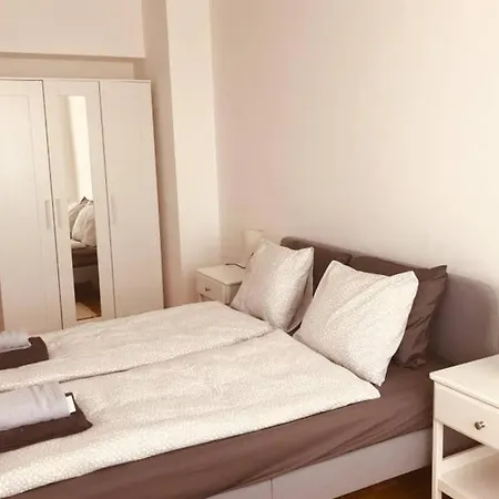 Mitten Im Achten. Zentrale In Apartment Wien