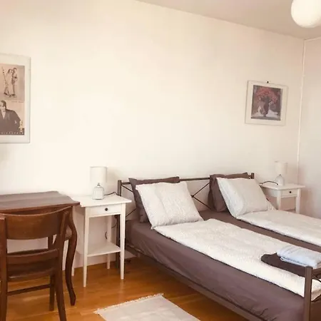 Mitten Im Achten. Zentrale In * Wien