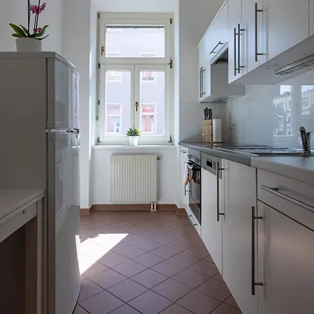Apartment Yeshello Elegant Near Wien