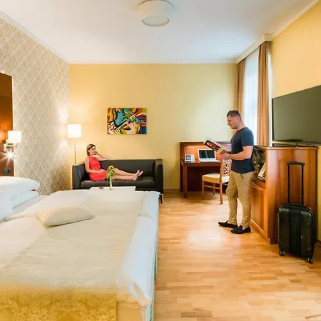 Hotel Josefshof Am Rathaus 4*
