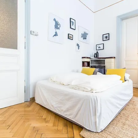Spacious And Extraordinary Apartment *