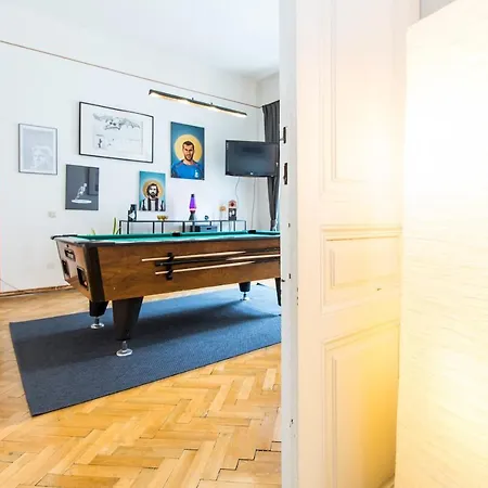 Spacious And Extraordinary Apartment *