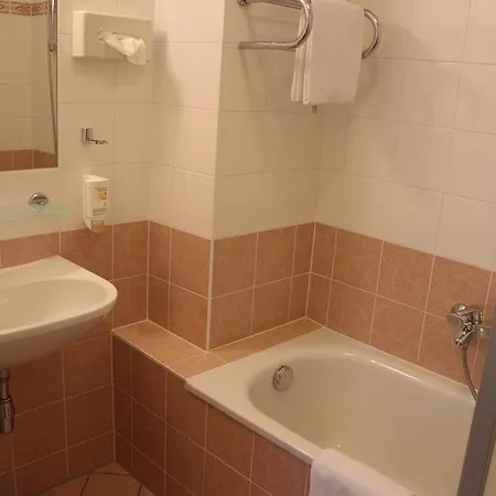 Otel 900 M Zur Oper 4*