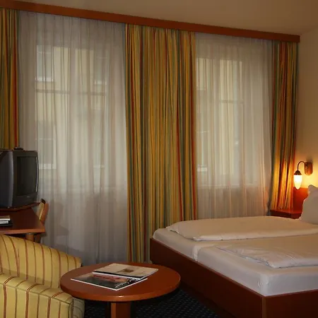 900 M Zur Oper Otel Viyana