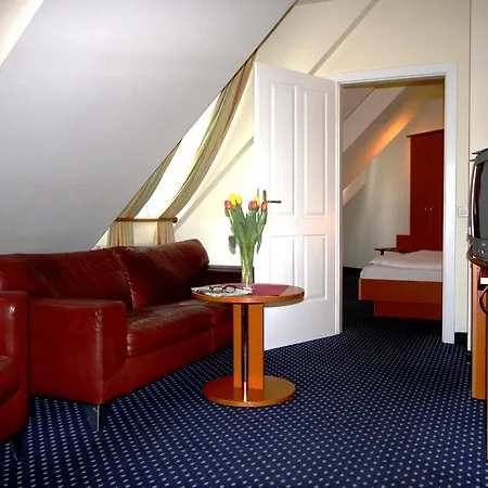 Otel 900 M Zur Oper 4*