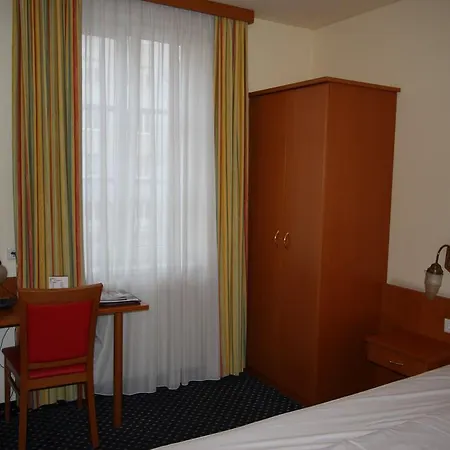 Otel 900 M Zur Oper