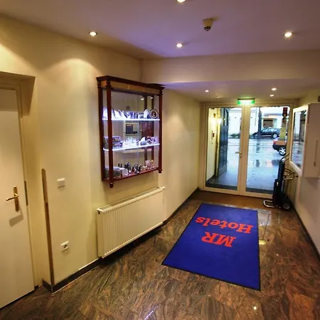 900 M Zur Oper Otel 4*