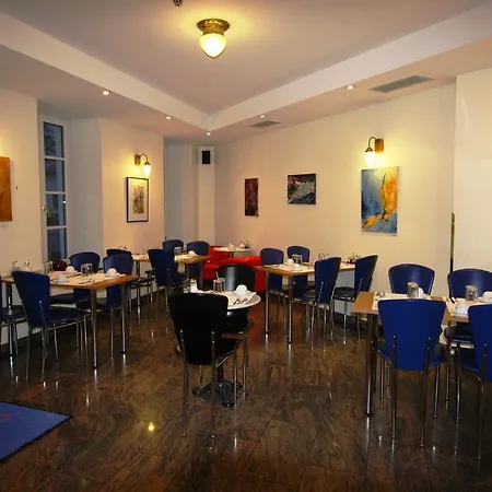 Otel 900 M Zur Oper