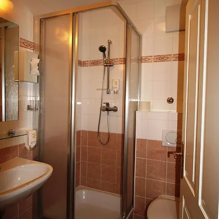 900 M Zur Oper Otel Viyana