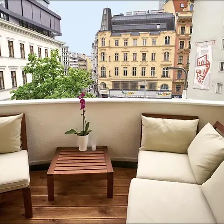 Balcony Oasis Operastreet Apartment