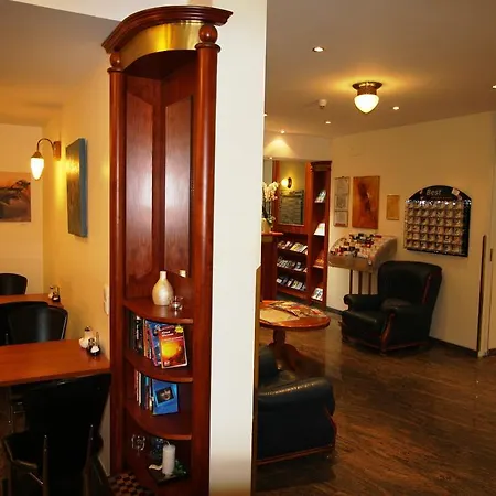 900 M Zur Oper Otel 4*
