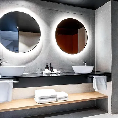 Ξενοδοχείο Radisson Red Hotel, 4*