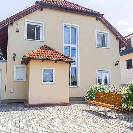 Apartment Exquisite With Free Parking - Suitable For Groups Up To 18p *
