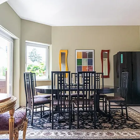Apartment Exquisite With Free Parking - Suitable For Groups Up To 18p *