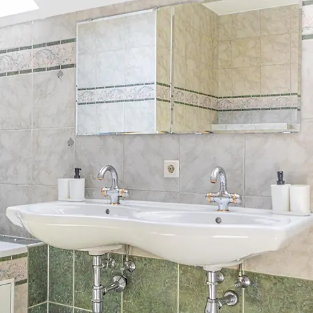 Apartment Exquisite With Free Parking - Suitable For Groups Up To 18p