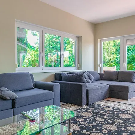 Exquisite With Free Parking - Suitable For Groups Up To 18p Apartment