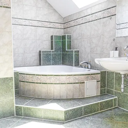 Exquisite With Free Parking - Suitable For Groups Up To 18p