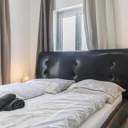 Apartment Exquisite With Free Parking - Suitable For Groups Up To 18p *