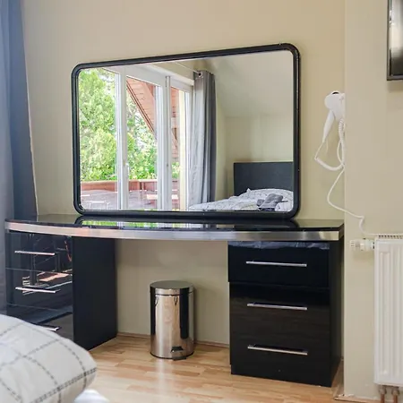 Exquisite With Free Parking - Suitable For Groups Up To 18p Apartment *
