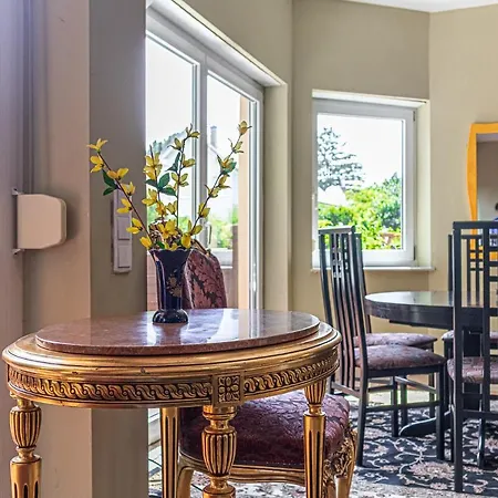 Apartment Exquisite With Free Parking - Suitable For Groups Up To 18p *