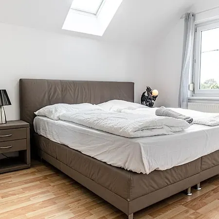 Exquisite With Free Parking - Suitable For Groups Up To 18p Apartment