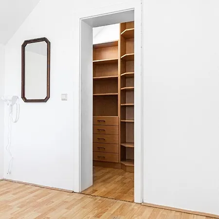 Apartment Exquisite With Free Parking - Suitable For Groups Up To 18p