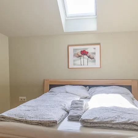 Apartment Exquisite With Free Parking - Suitable For Groups Up To 18p *