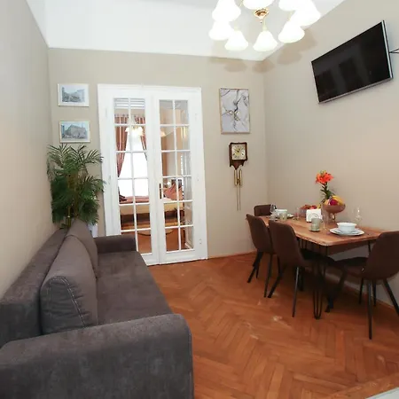 Opera Apartment *
