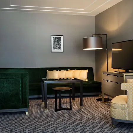 Hilton Plaza Hotel