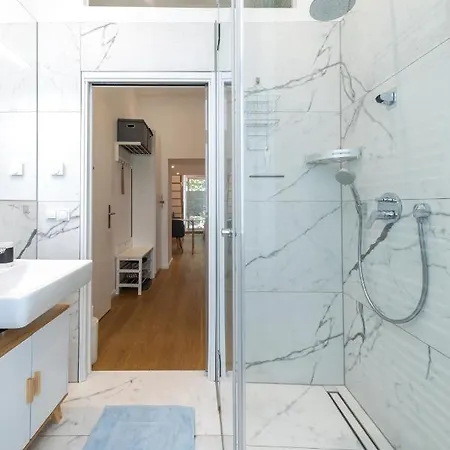 Cozy Studio, Private Garden, 8 Min To Center Apartment *