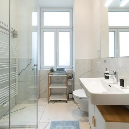 Cozy Studio, Private Garden, 8 Min To Center Apartment *