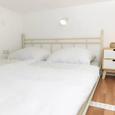 Cozy Studio, Private Garden, 8 Min To Center Apartment *