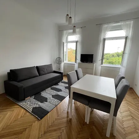 Cozy One Bedroom With Park View