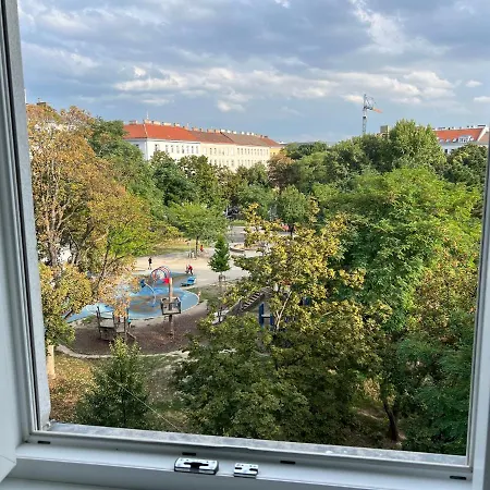 Cozy One Bedroom With Park View Apartment Wien