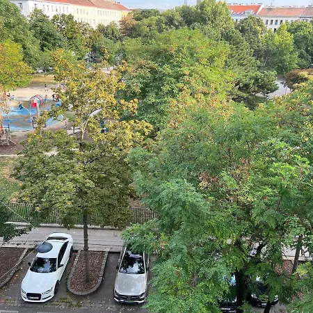 Apartment Cozy One Bedroom With Park View