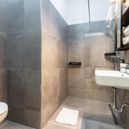 Classy And Elegant In A Calm Area Apartament Viena