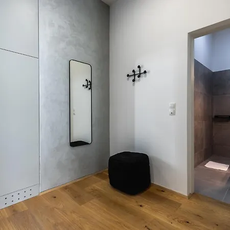Classy And Elegant In A Calm Area Apartament Viena