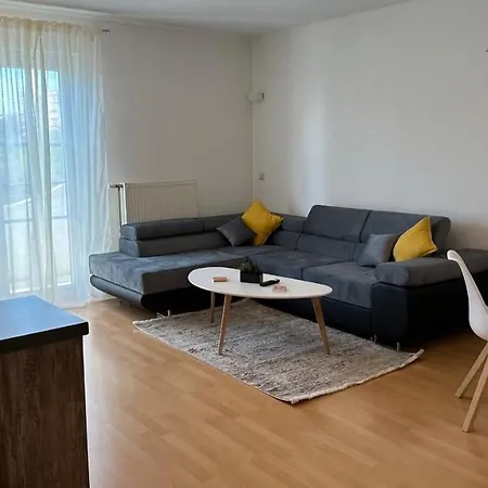 Modern Flat Incl Parking, Near Metro U1 Apartment