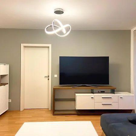 Apartment Near Lake Spacious & Furnished Beautiful *