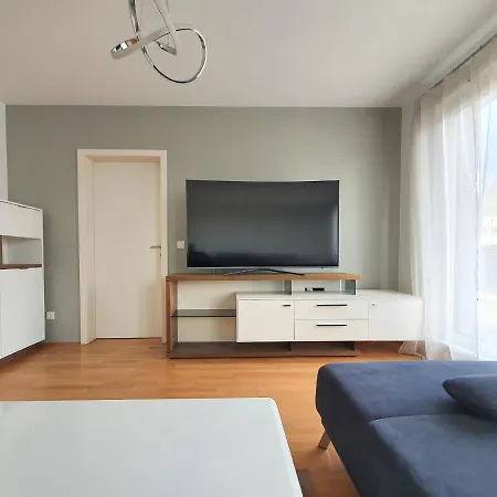 Apartment Near Lake Spacious & Furnished Beautiful