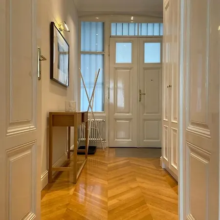 Luxury 2br Neubaugasse Apartment *