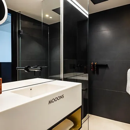 Mooons Hotel 4*