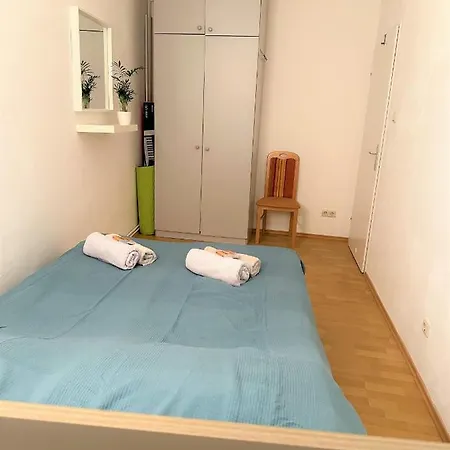 Cosy & Quiet In 17th District Apartment *